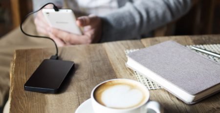 A Topcase csapata tisztában van azzal, milyen értékes az Ön számára a mobiltelefonja. Ezért célul tűztük ki, hogy maximális és átfogó védelmet nyújtsunk készülékének. Azt is tudjuk, hogy minél tovább marad védelem nélkül, annál nagyobb a törés vagy sérülés kockázata. Éppen ezért arra törekszünk, hogy minden egyes rendelést a lehető legrövidebb időn belül kézbesítsünk.